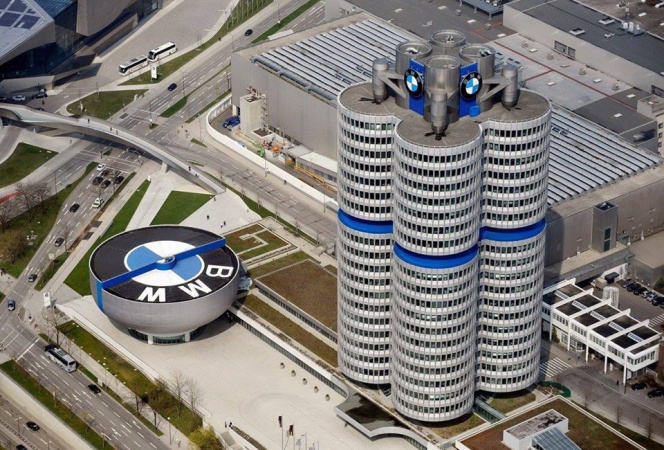 Німецький автогігант BMW AG пропонує тисячам своїх працівників у Німеччині добровільні компенсаційні пакети, оскільки автовиробник намагається оптимізувати свою структуру, щоб ефективніше конкурувати з китайськими суперниками.