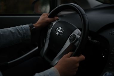 Після обстрілу Toyota Україна попередила про затримки з постачанням запчастин