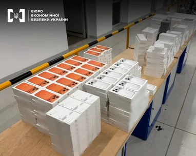 Митники знайшли в мікроавтобусі Apple на понад 35 млн грн