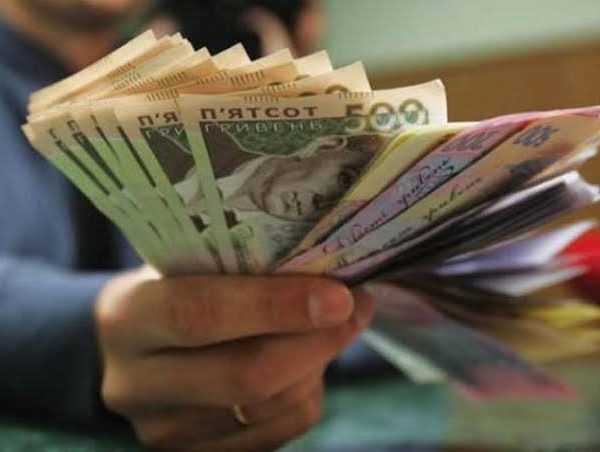 Українці задекларували 323,9 млрд грн доходів за минулий рік: скільки податків вони сплатять — Мінфін
