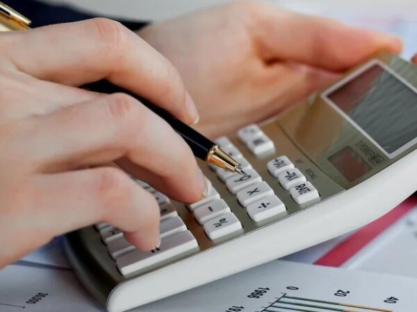 Побутові послуги, продаж власної продукції та підробітки: українцям готують новий податок — Мінфін