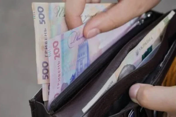 Оклад можуть урізати без скорочення робочого дня: що дозволено під час воєнного стану — Мінфін