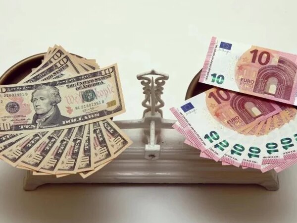 Долар до 45,70 грн, євро — до 52,50 грн: банкір дав прогноз курсу на серпень — Мінфін