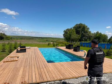 Слідство зафіксувало використання військового вантажного транспорту для доставлення будівельних матеріалів.