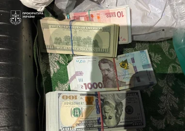 В автомобілі чоловіка виявили понад $32,6 тисячі, €1610 та 450 тисяч гривень