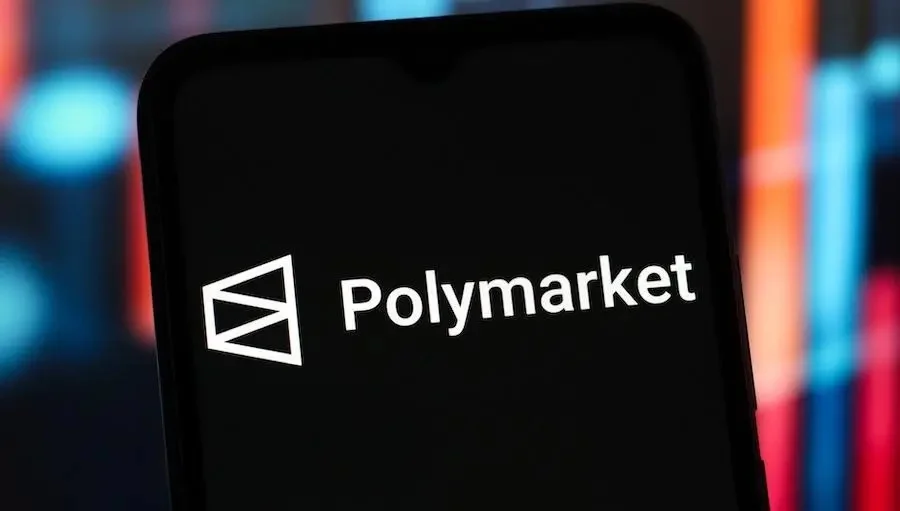 Банк JPMorgan Chase припинив прямі банківські відносини з платформою прогнозів Polymarket у жовтні 2025 року через регуляторні побоювання, проте окремі комерційні зв'язки між компаніями збереглися.