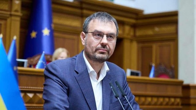 Голова Податкового Комітету В Р Данило Гетманцев під час свого виступу у Верховній Раді звернувся до депутатів з вимогою звільнити Голову НБУ Андрія Пишного після того, як 19 серпня були опубликовані відеоматеріали щодо операції «Форест Гамп».► Читайте сторінку «Мінфіна» у фейсбуці: головні фінансові новиниВиступ Пишного в Раді20 серпня голова Нацбанку Андрій Пишний виступив з доповідлю щодо ситуації довкола державного Сенс Банку.