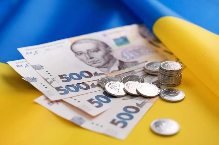 Переробна промисловість, торгівля, державне управління та оборона залишаються лідерами зі сплати податків.