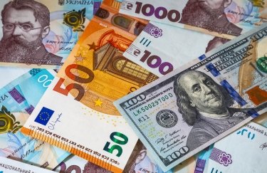 Росіяни в рекордних обсягах скуповують готівкові долари та євро