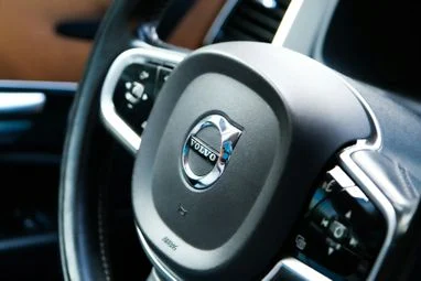Автомобілі Volvo навчилися бачити небезпеку раніше за водія та попереджати інші авто
