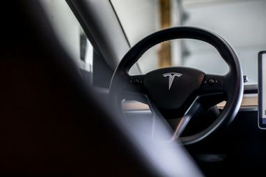 Tesla очолила рейтинг: які вживані авто віком до 5 років найчастіше купують в Україні