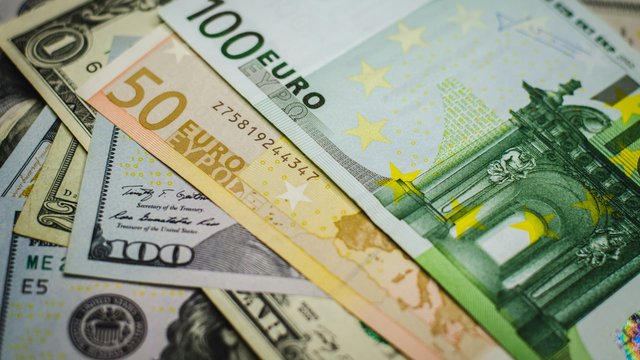 Офіційний курс гривні до євро послабився до нового історичного мінімуму 52,1301 грн/EUR1