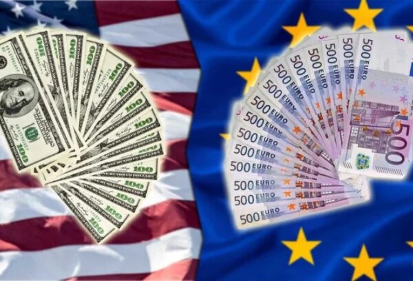 Українці шостий місяць поспіль купують більше євро, ніж доларів — Мінфін