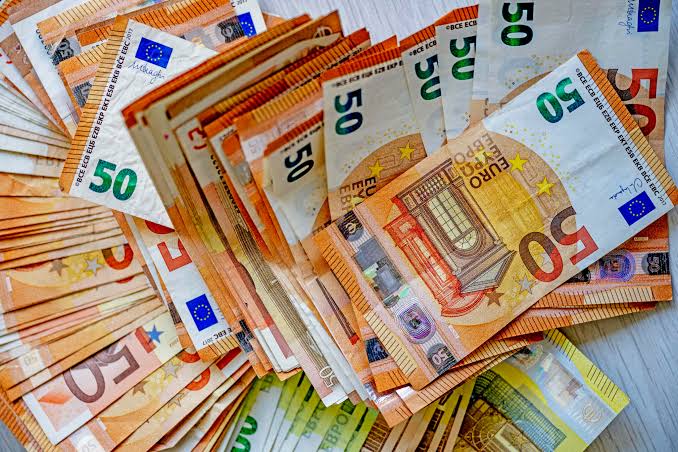 У п'ятницю, 21 серпня, на готівковому ринку середній курс долара не змінився в покупці та у продажу (44,6300−44,6700 грн/$).