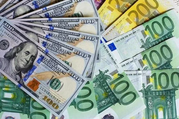 У понеділок, 10 серпня, на готівковому ринку середній курс долара подешевшав на 1 копійку у покупці та подорожчав на 3 копійки у продажу.