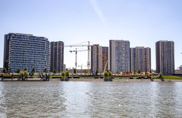 Осіннє подорожчання на 3-5% варто сприймати з урахуванням поточного коригування ринку. / Pexels новобудови озеро будинки багатоповерхівки крани