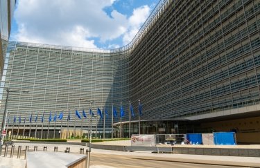 Єврокомісари написали депутатам Ради листа з умовами додаткового фінансування для України / Shutterstock Єврокомісія
