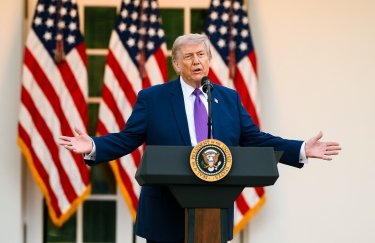 Мін’юст США вимагає конфіскувати $61 млн у криптовалюті від продажу іранської нафти Дональд Трамп, прапори США