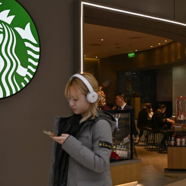 Чому Nike та Starbucks втрачають популярність у Китаї