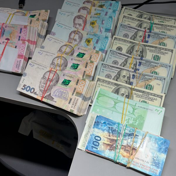 БЕБ викрило мережу конвертцентрів з оборотом 23,5 млрд грн: вилучили 130 млн…