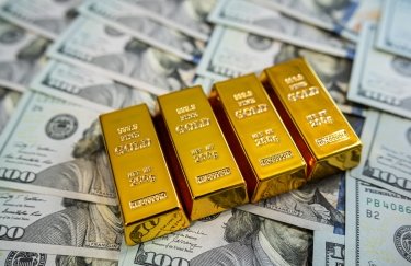 Ціна на золото знизилася / Shutterstock золото, долари