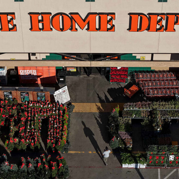 Home Depot: CEO Тім Деккер пішов у тимчасову відпустку