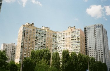 Кількість пропозицій на ринку оренди зростає, але масового виселення з Києва поки немає. / Pexels будинки київ місто